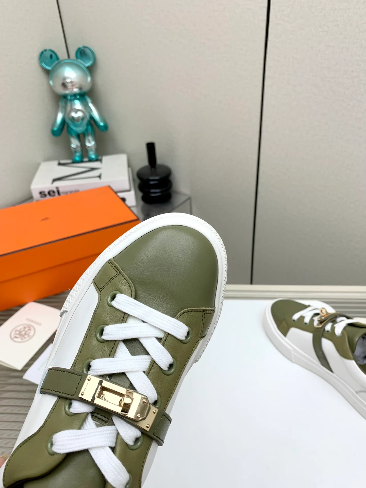 👟👟Ex-factory price 660👟👟 Men's style ➕10 (high version) Hermes classic couple model #𝐊𝐞𝐥𝐥𝐲 buckle casual white skate shoes, which will not conflict with shoes at all. Full of unknowns, Hermès rarely produces flat casual shoes and they are paired with classic palladium-plated Kelly shoe buckles! You'll fall in love with it at first sight. It's super versatile and can be worn with any skirt or pants. 🉑️Looking in with your eyes closed, it looks super noble. Fabric: Specific cowhide/canvas material. Lining: Sheepskin lining. Outsole: Original molded TPU outsole. Size: 35-45.